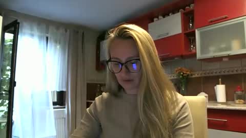 Snapshot of melly_rosey chatting on September 10, 7:19 am Melly online show from September 10, 7:19 am
