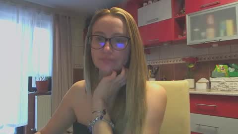 Snapshot of melly_rosey chatting on February 25, 7:31 am Melly online show from February 25, 7:31 am