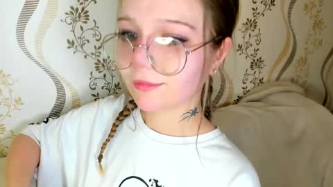 MelMooon online show from October 29, 5:15 pm