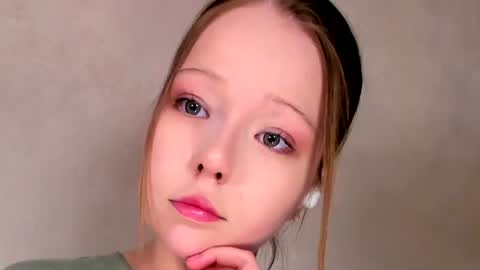 MelMooon online show from June 16, 8:43 pm