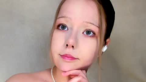 MelMooon online show from July 3, 9:54 pm