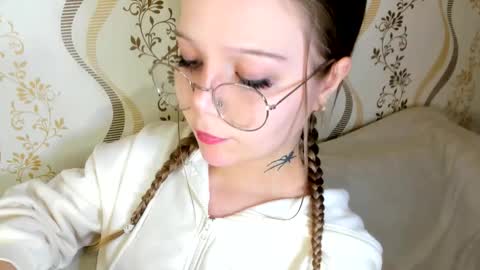 MelMooon online show from October 10, 8:58 pm