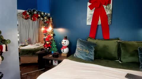  Leslie  online show from December 10, 10:49 am