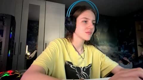 Snapshot of melonygriffen chatting on October 20, 12:08 pm Hi Im Aria 18 years old online show from October 20, 12:08 pm