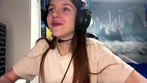 Hi Im Aria 18 years old online show from April 19, 1:55 pm