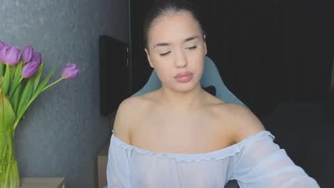 Snapshot of mia___lunaa chatting on March 10, 5:00 am Mia online show from March 10, 5:00 am