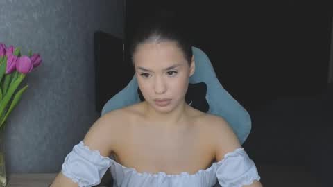 Snapshot of mia___lunaa chatting on March 8, 9:24 am Mia online show from March 8, 9:24 am