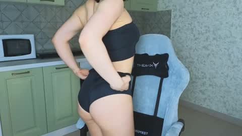 Snapshot of mia___lunaa chatting on February 18, 1:10 am Mia online show from February 18, 1:10 am