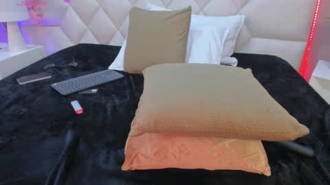 mia__bailey_ online show from April 11, 7:03 am