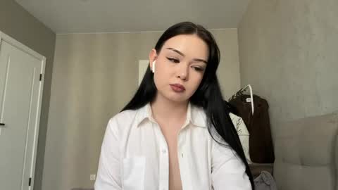 Mia online show from April 23, 12:29 pm