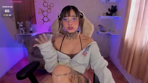 Mia online show from November 20, 6:20 pm