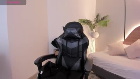 M I A  online show from December 16, 2:39 am