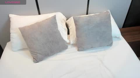 M I A  online show from April 24, 2:58 am