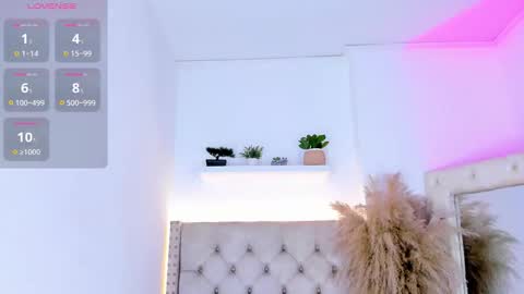 mia_juicy_ online show from March 24, 4:45 pm