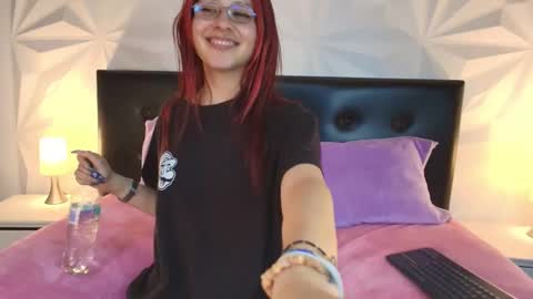 Snapshot of mia_lou_ chatting on September 29, 10:59 pm Mia online show from September 29, 10:59 pm