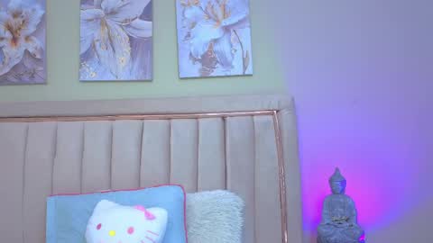 Mia online show from June 5, 12:11 pm