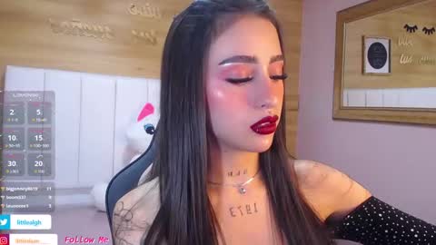 Snapshot of mia_ponce_a chatting on October 7, 8:24 pm MIA online show from October 7, 8:24 pm
