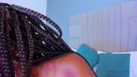 Snapshot of mia_smith_x chatting on October 18, 7:37 pm mia_smith_x online show from October 18, 7:37 pm