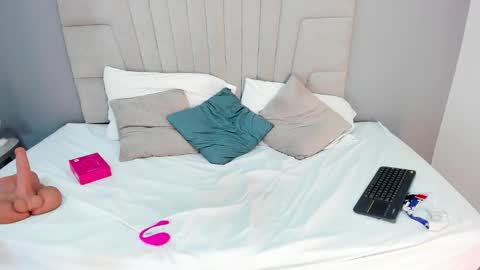 Snapshot of mia_smith_x chatting on September 12, 9:22 pm mia_smith_x online show from September 12, 9:22 pm