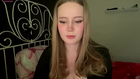 mia_wellis online show from April 26, 7:44 pm