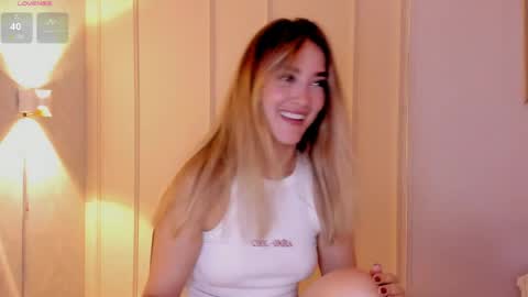 Mia White  online show from April 26, 1:53 pm