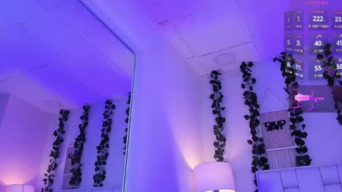 Mia online show from April 19, 6:10 pm