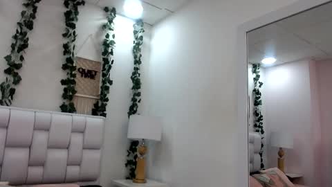 Mia online show from June 2, 11:22 am