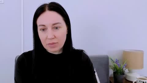 Mia online show from April 6, 3:35 pm