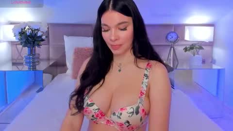 Mia online show from January 17, 9:00 pm