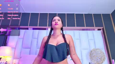 Mia online show from June 11, 11:51 am