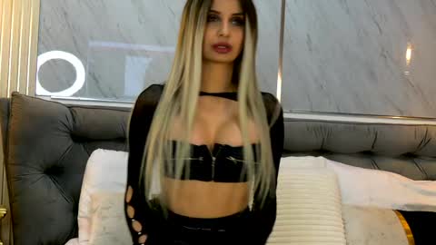 Mia online show from April 26, 8:06 pm