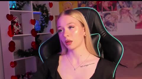 Mia online show from December 20, 6:39 am