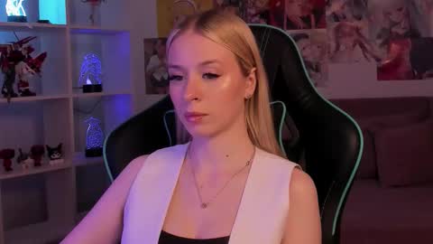 Mia online show from November 13, 6:29 pm