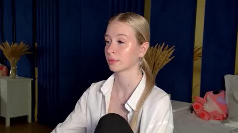 Mia online show from November 25, 10:43 pm