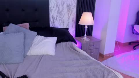 Mia   -5 7001400 Follow  online show from April 24, 6:44 pm