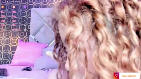 miavelvett online show from April 26, 1:25 am