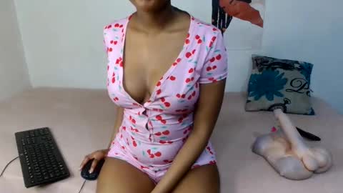 midnightsinx online show from May 12, 2:31 am