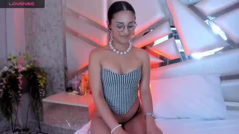 Snapshot of miia02 chatting on December 5, 3:37 am MIA 3 online show from December 5, 3:37 am