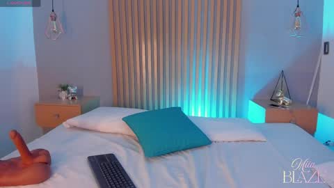 Mia online show from April 8, 1:35 pm