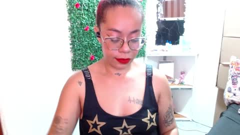 Snapshot of miia_spencer_ chatting on December 6, 6:37 am miia online show from December 6, 6:37 am