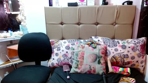 Snapshot of miia_spencer_ chatting on January 20, 7:04 pm miia online show from January 20, 7:04 pm