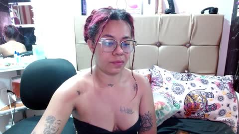 Snapshot of miia_spencer_ chatting on January 4, 3:39 pm miia online show from January 4, 3:39 pm