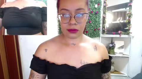 Snapshot of miia_spencer_ chatting on September 15, 5:20 pm miia online show from September 15, 5:20 pm