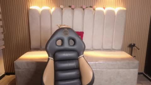 miiaa_evans1 online show from April 18, 8:09 pm