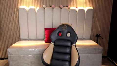 miiaa_evans1 online show from April 19, 6:10 pm