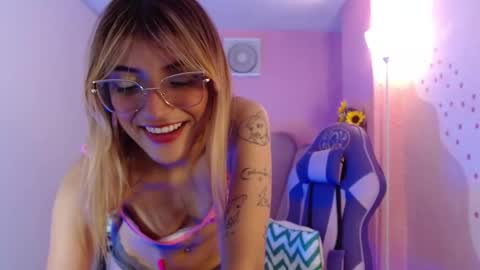 Snapshot of mikka_ela chatting on October 19, 2:41 pm Mikka 3 online show from October 19, 2:41 pm