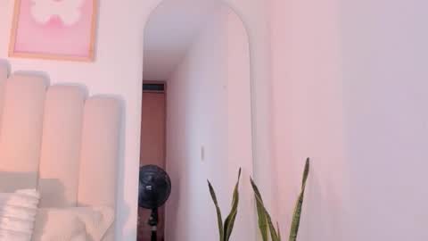 mila_stark333 online show from April 18, 10:40 am