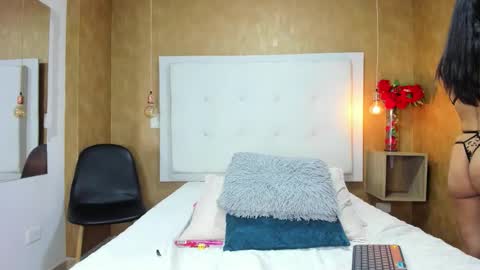 Snapshot of milaa_petite chatting on October 13, 9:50 pm online show from October 13, 9:50 pm