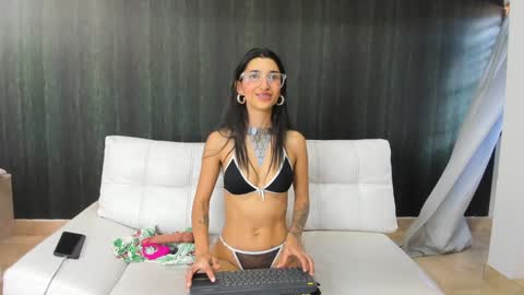 Snapshot of milaa_petite chatting on January 16, 8:14 pm online show from January 16, 8:14 pm