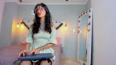Snapshot of milaa_petite chatting on December 30, 7:53 pm online show from December 30, 7:53 pm